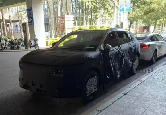 极氪全新中型纯电SUV谍照曝光,或将延续007设计风采