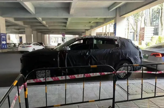 极氪全新中型纯电SUV谍照曝光,或将延续007设计风采