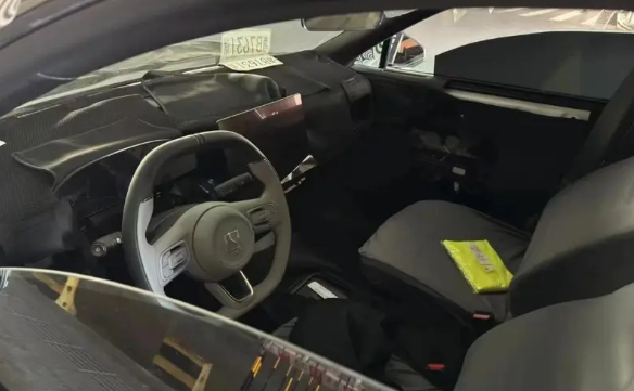 极氪全新中型纯电SUV谍照曝光,或将延续007设计风采