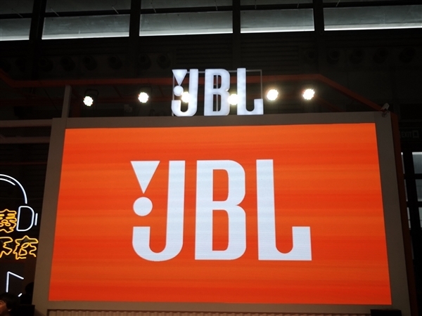 JBL CES 2024推出三款Live 3耳机：具备强劲续航能力，并配备LED触摸屏