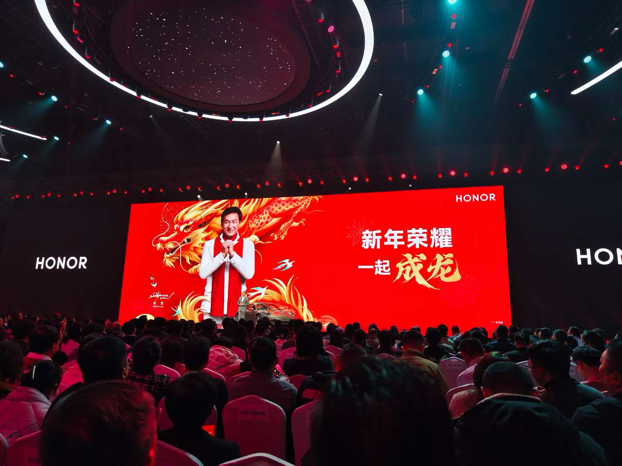 荣耀官宣成龙为龙年大使,一场高手间的双向奔赴