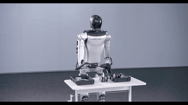 完蛋,CES 2024被机器人包围了