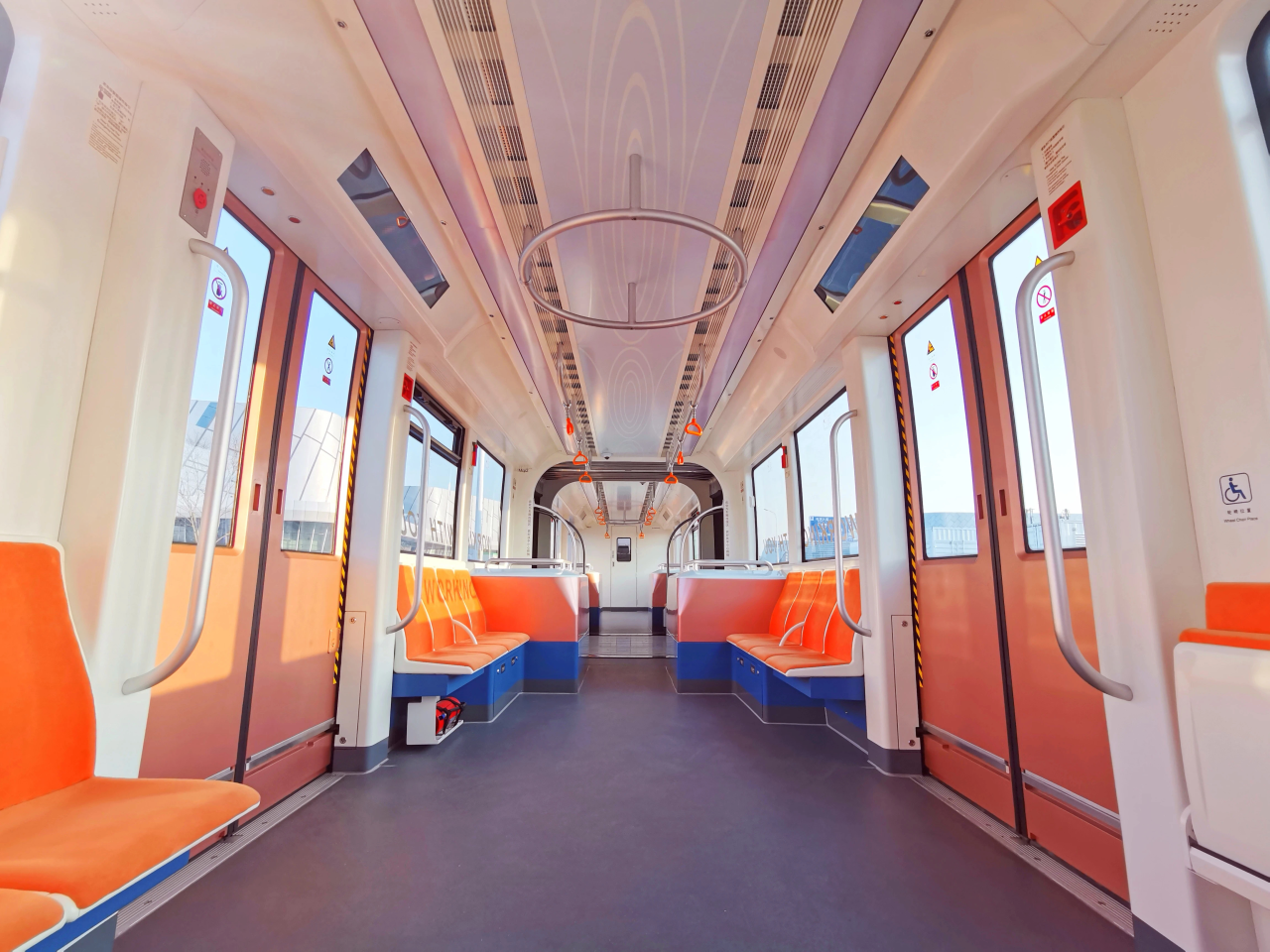 中国中车新一代超级虚拟轨道列车“甬创号”首次亮相宁波:最快 77km/h,续航超 200 公里