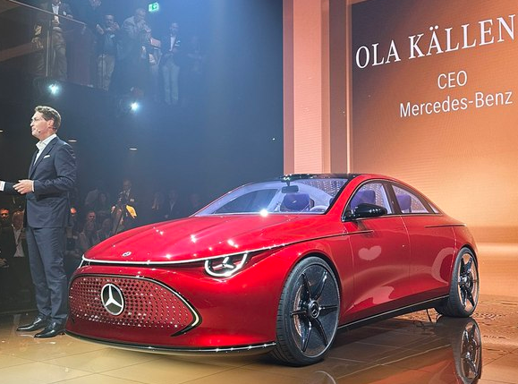 梅赛德斯-AMG CLA纯电车型雪地测试谍照曝光,预计2024年亮相