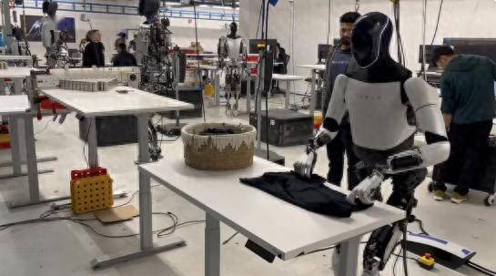 马斯克承认特斯拉机器人视频造假 目前不能自主叠衬衫