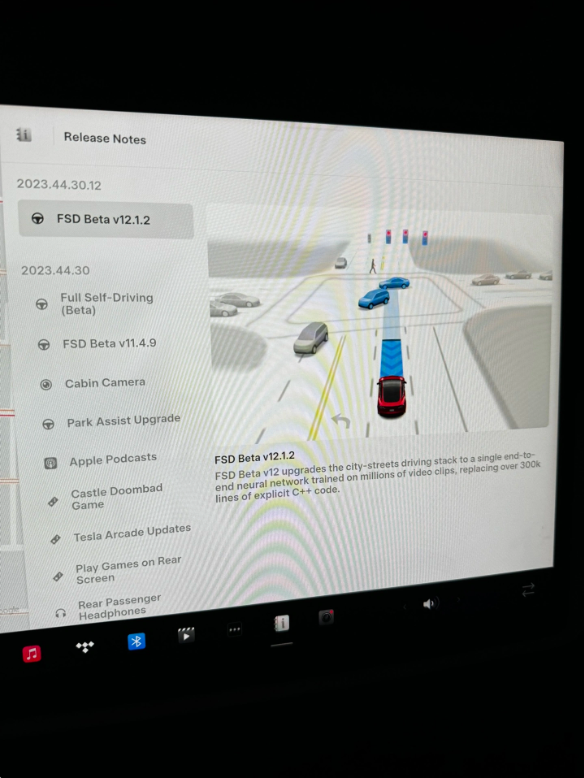 特斯拉向非员工车主发布FSD 12.1.2更新，马斯克展示卓越的自动驾驶功能