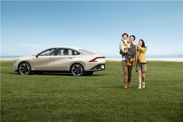 性价比之王!五菱星光插混轿车首月销量破1.8万,市场反响热烈