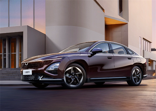 五菱星光插混轿车热销，性价比高