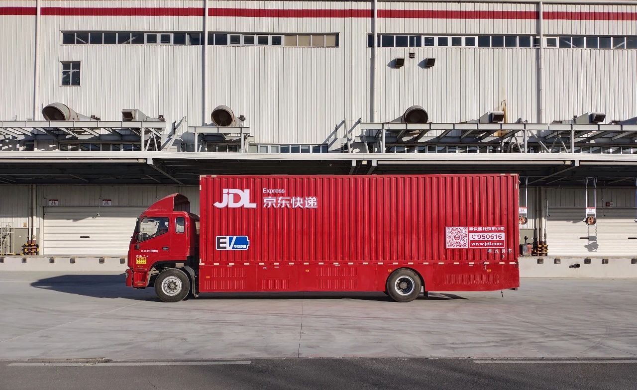 京东物流实现了行业首次规模化投用氢能源重型卡车：10分钟即可充满，续航达400km