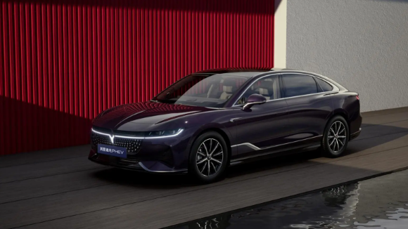 华为与岚图合作，共谋10万辆年销售目标，共同探索智能化技术创新领域