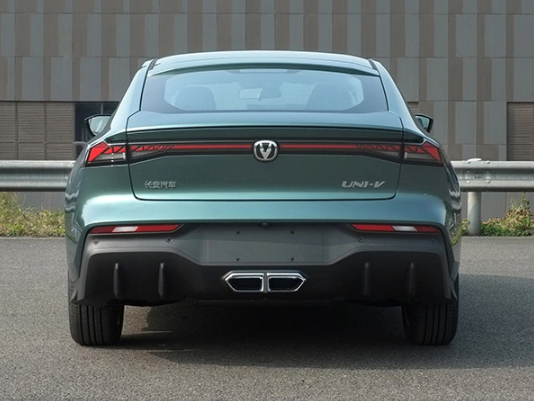 长安UNI-V插混版新车曝光,尺寸配置亮眼,期待售价惊喜!