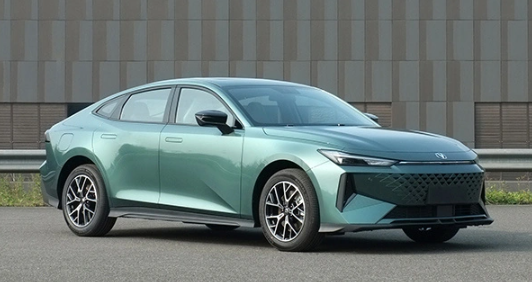 揭开长安UNI-V插混版的面纱，引人注目的尺寸与配置，令人期待的售价！