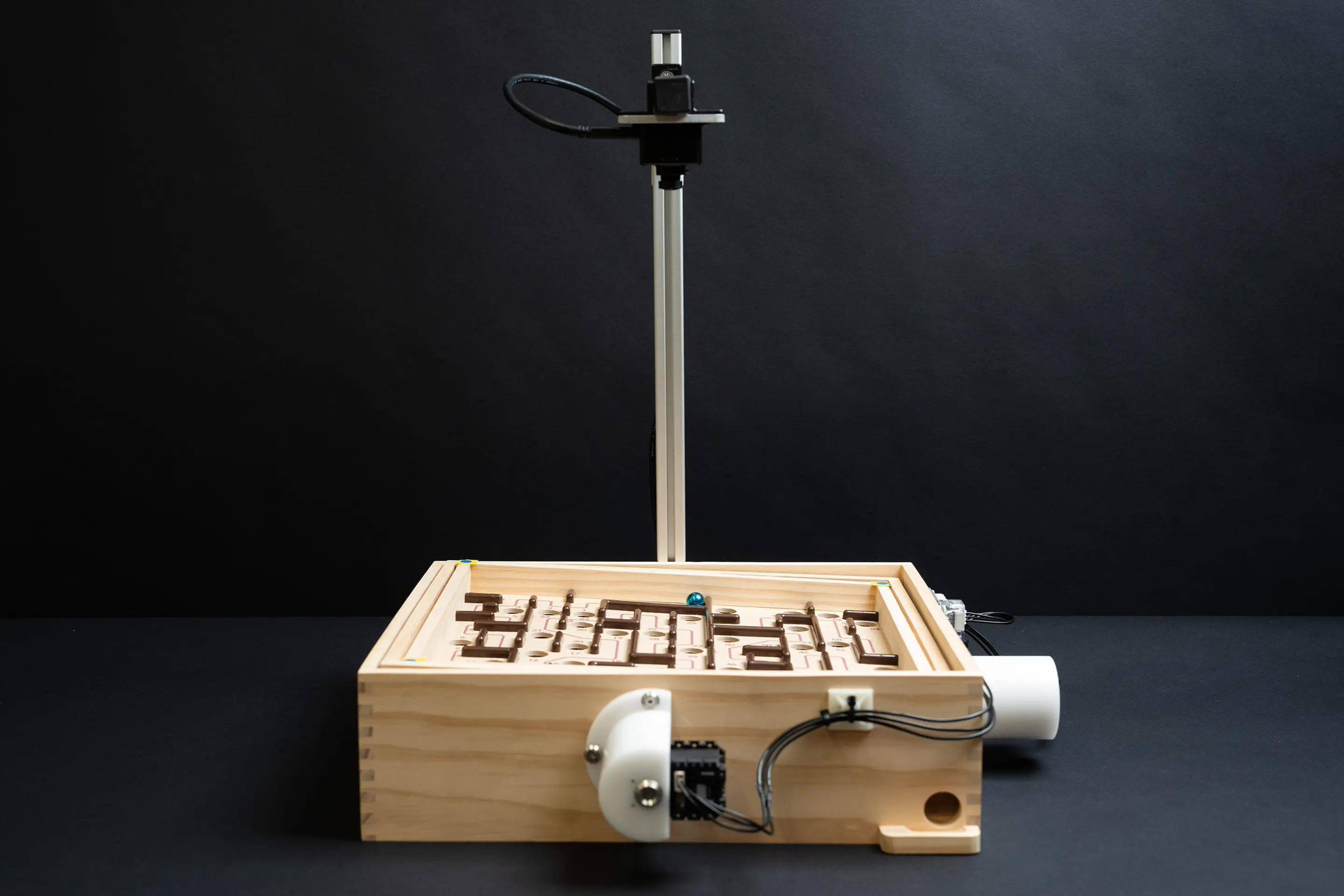 在6小时内，CyberRunner AI迅速掌握通关弹珠迷宫的技能