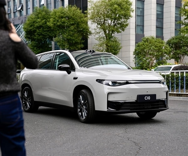 零跑汽车全新中型SUV预售开启,增程与纯电版价格曝光