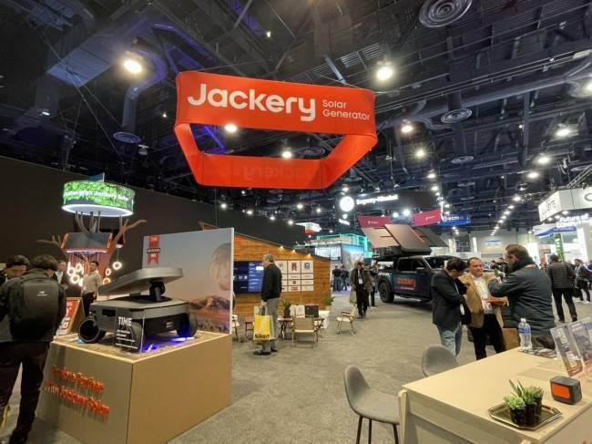 华宝新能携时代周刊获奖产品Jackery电小二光充火星机器人闪耀CES 2024