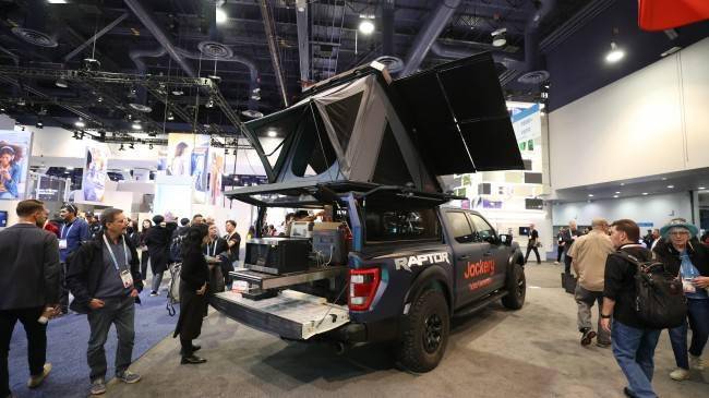 华宝新能携时代周刊获奖产品Jackery电小二光充火星机器人闪耀CES 2024