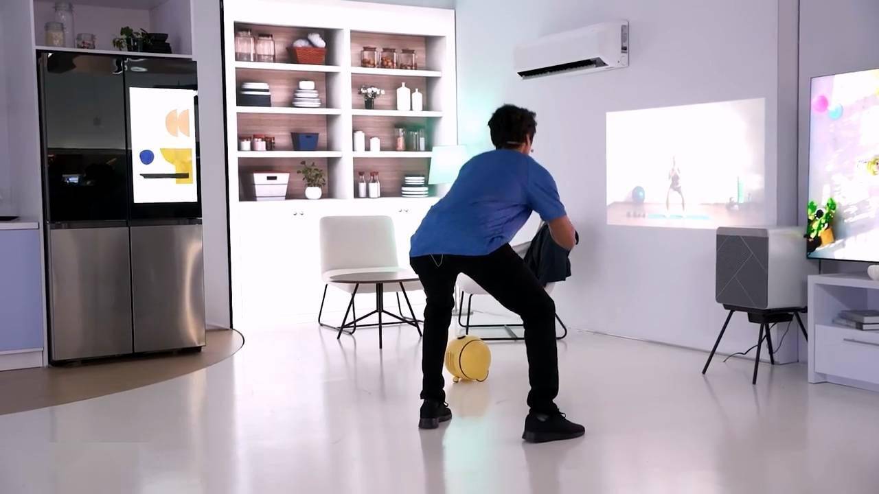 你的私人家庭伴侣,三星再次展示家用投影机器人 Ballie