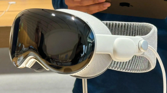 苹果Vision Pro头显:矫正镜片成额外开销,交互手势需学习