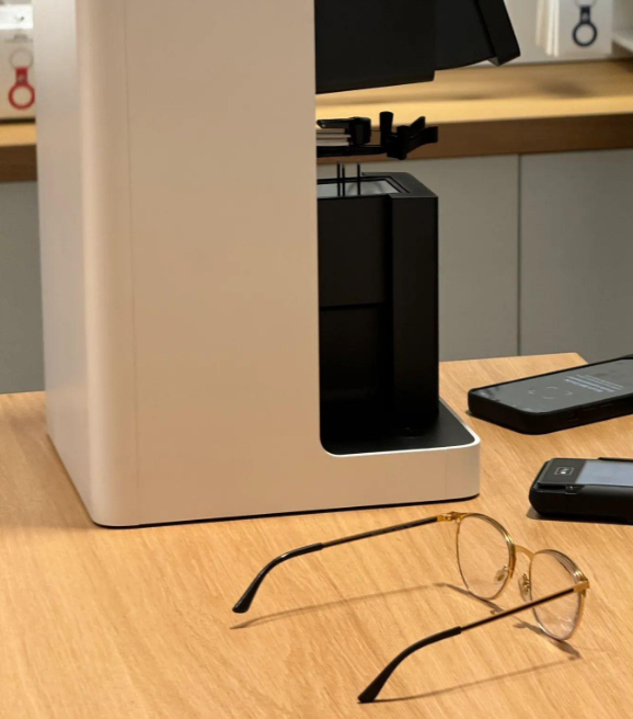 苹果Vision Pro头显:矫正镜片成额外开销,交互手势需学习