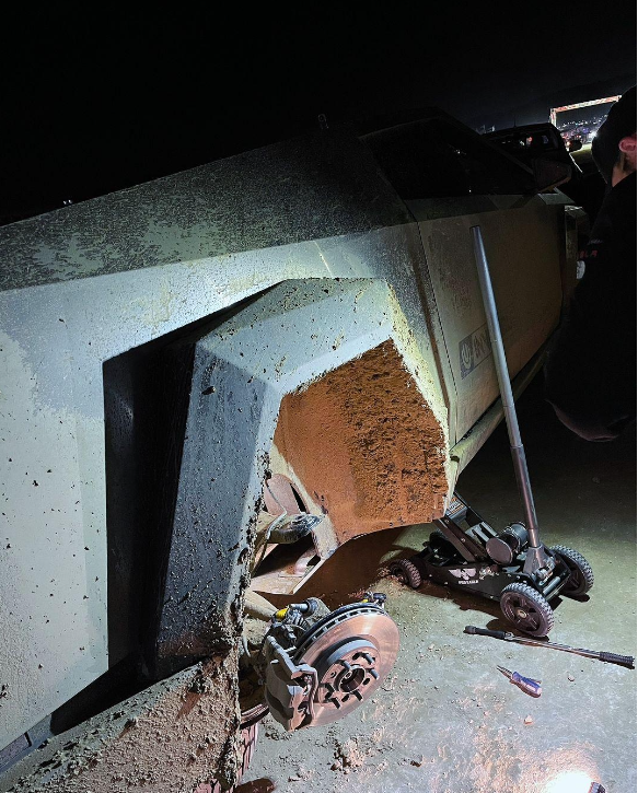 特斯拉Cybertruck越野测试遭遇挑战,Unplugged团队揭示螺栓断裂真相