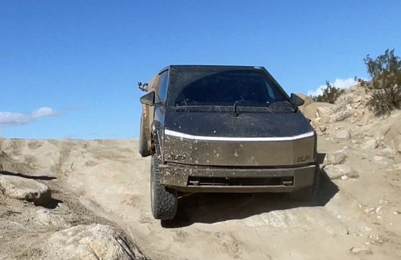 Unplugged团队揭示特斯拉Cybertruck越野测试挑战中螺栓断裂的真相