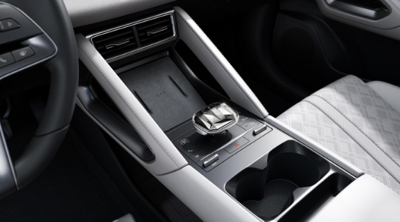 比亚迪元UP细节揭晓:翻毛皮座椅、全景天窗,打造优雅驾乘体验