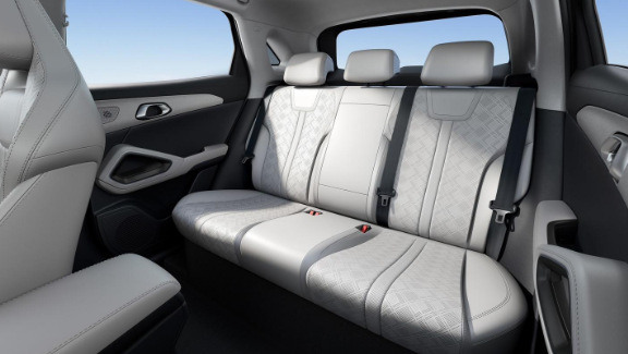 比亚迪元UP细节揭晓:翻毛皮座椅、全景天窗,打造优雅驾乘体验