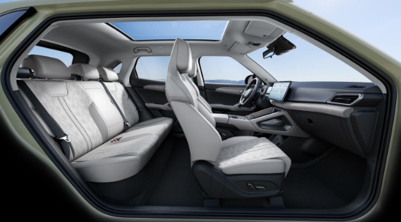 比亚迪元UP细节揭晓:翻毛皮座椅、全景天窗,打造优雅驾乘体验