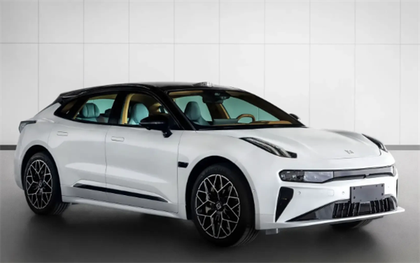 揭秘极氪001最新型号：续航能力大幅提升，动力更强劲，外观更具运动感