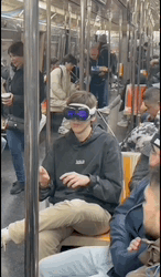 哪有人逛街不戴Vision Pro的？？？