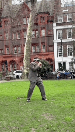 哪有人逛街不戴Vision Pro的？？？