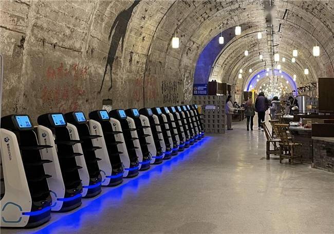 擎朗助力效能提升,重庆这家开在防空洞里的餐厅竟然用了15台机器人