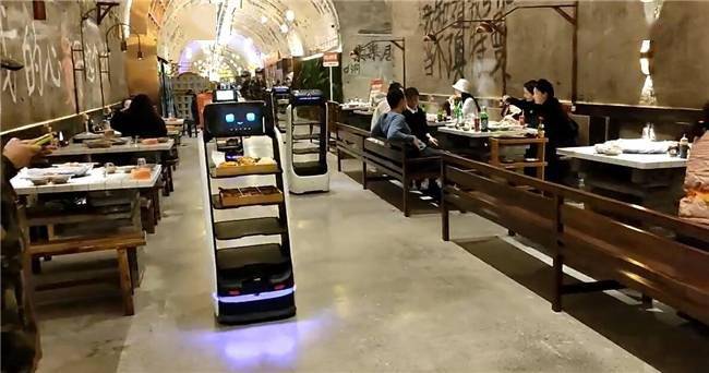 擎朗助力效能提升,重庆这家开在防空洞里的餐厅竟然用了15台机器人