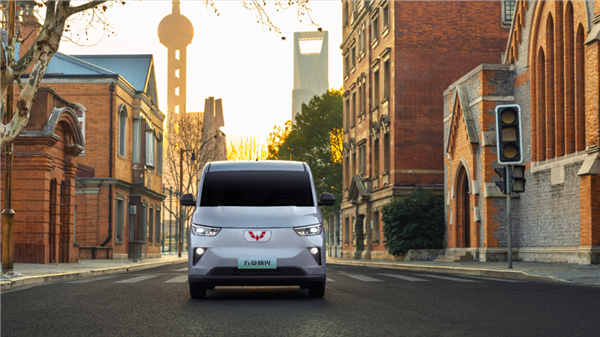 五菱扬光新能源商用车开始预售，吸引关注的实用设计和优惠政策