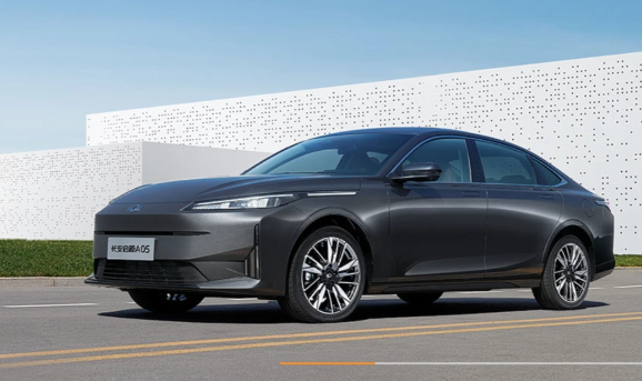 长安汽车董事长朱华荣表示：2024年汽车市场竞争激烈，新能源车型竞速加快