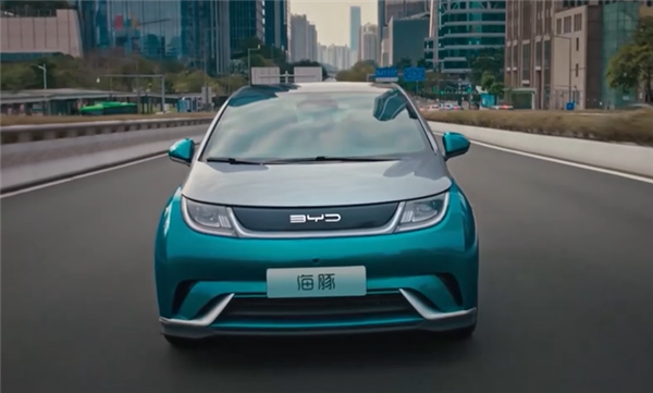 比亚迪最新推出小型电动汽车“海豚”，售价从9.98万起，配置优良提升驾乘体验