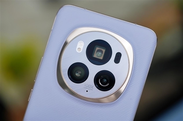 荣耀旗舰新品Magic6 RSR保时捷设计渲染图曝光,背部保时捷风格亮眼