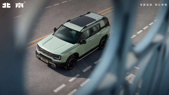 北京汽车全新“轻越野”SUV BJ30官图曝光,时尚设计主打年轻市场