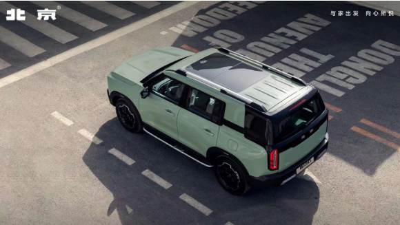 北京汽车全新“轻越野”SUV BJ30官图曝光,时尚设计主打年轻市场