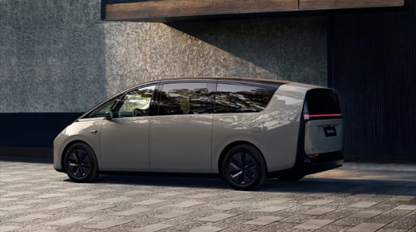 理想MEGA发布新配色:大象灰与白色珍珠漆亮相