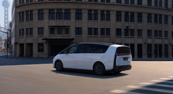 理想MEGA发布新配色:大象灰与白色珍珠漆亮相