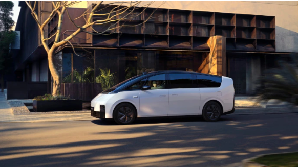 理想MEGA发布新配色:大象灰与白色珍珠漆亮相