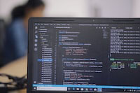 Python中使用sys.exit来退出程序的方法是什么？