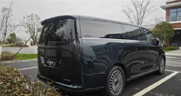 吉利汽车全新MPV翼真L380曝光,预计2024年上市