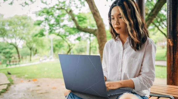 英特尔推出雄心勃勃的计划，目标到2025年为AI PC市场供应超过1亿台处理器