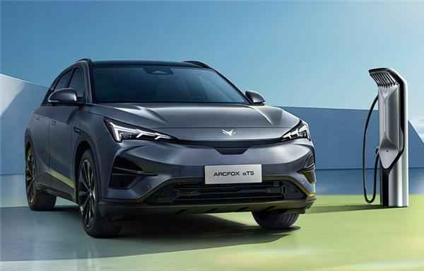 极狐阿尔法T5限时优惠2.5万,起售价13.08万起,中型纯电SUV市场再掀波澜