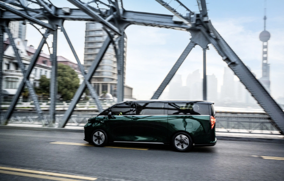 吉利LEVC翼真L380 MPV官图发布,年内上市剑指高端市场