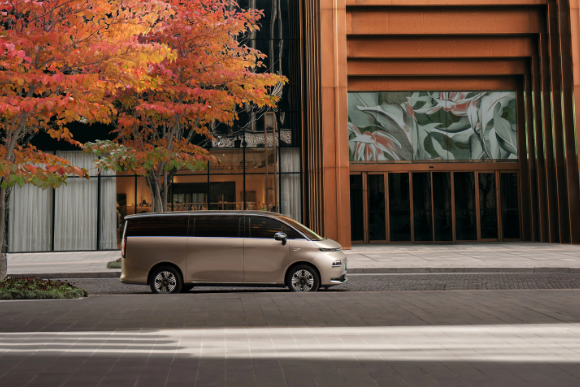 吉利LEVC翼真L380 MPV官图发布,年内上市剑指高端市场