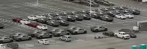 特斯拉Cybertruck量产现积极迹象,得州工厂航拍揭示生产盛况