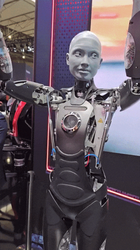 第二代Ameca来了!和观众对答如流,面部表情更逼真,会说几十种语言